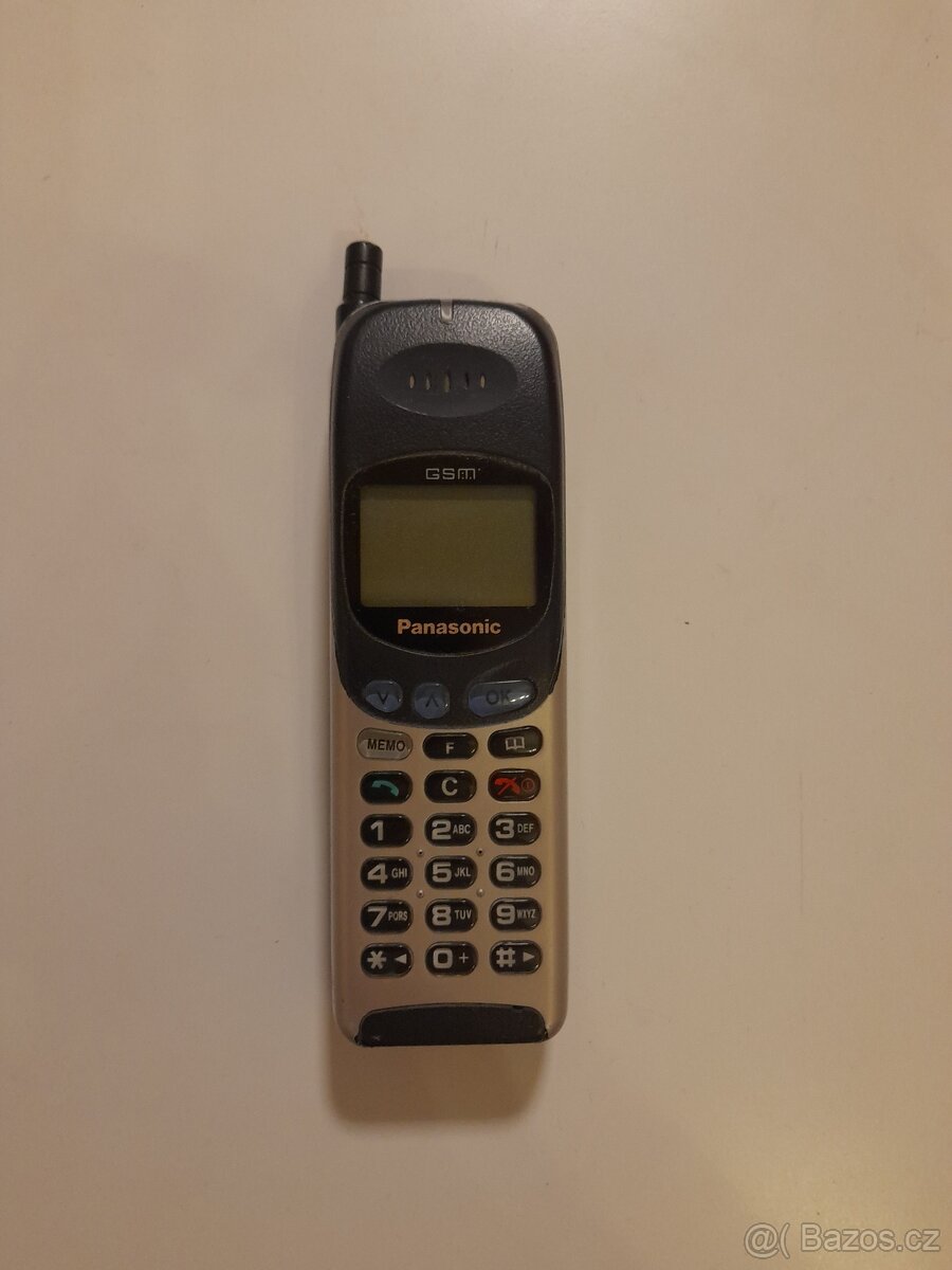 Retro mobilní telefon Panasonic z roku 1999
