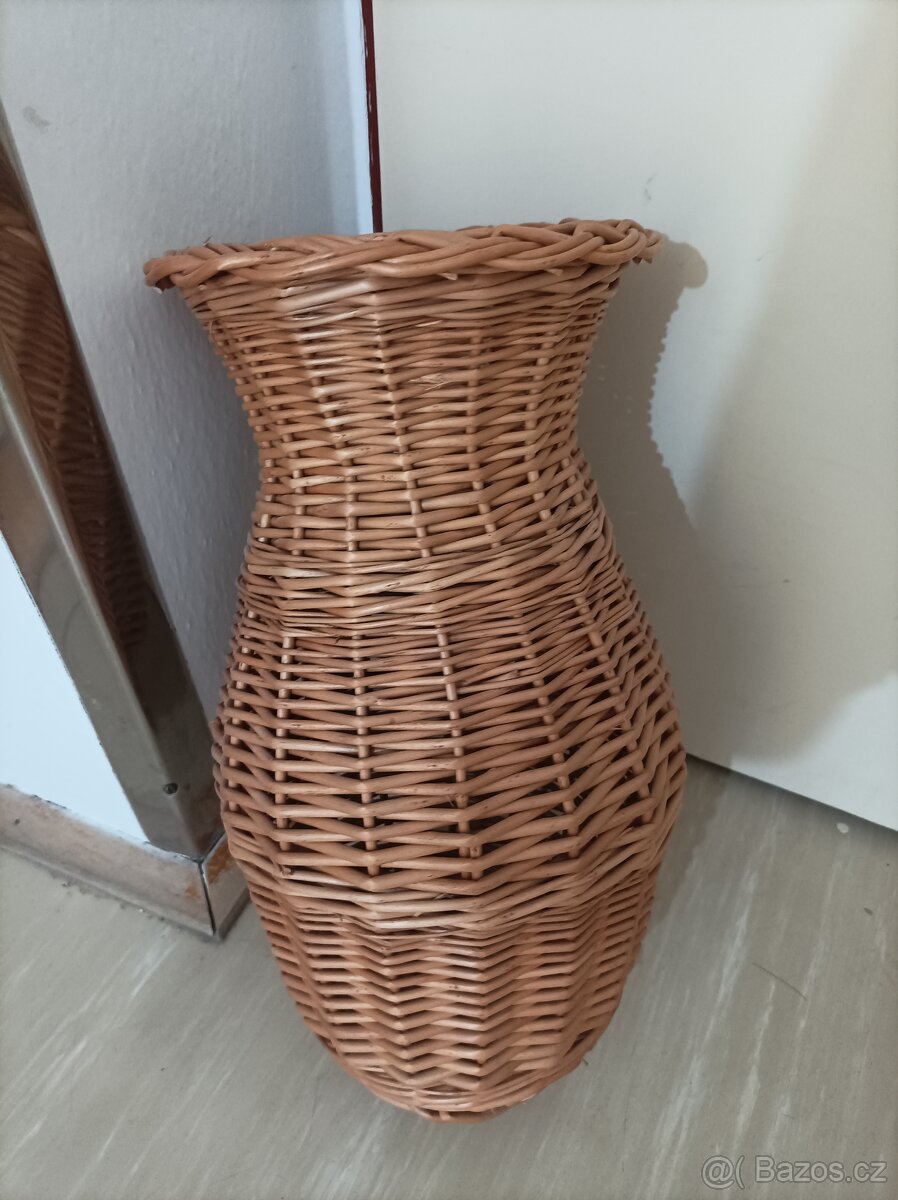 Váza + slunečnice nebo růže