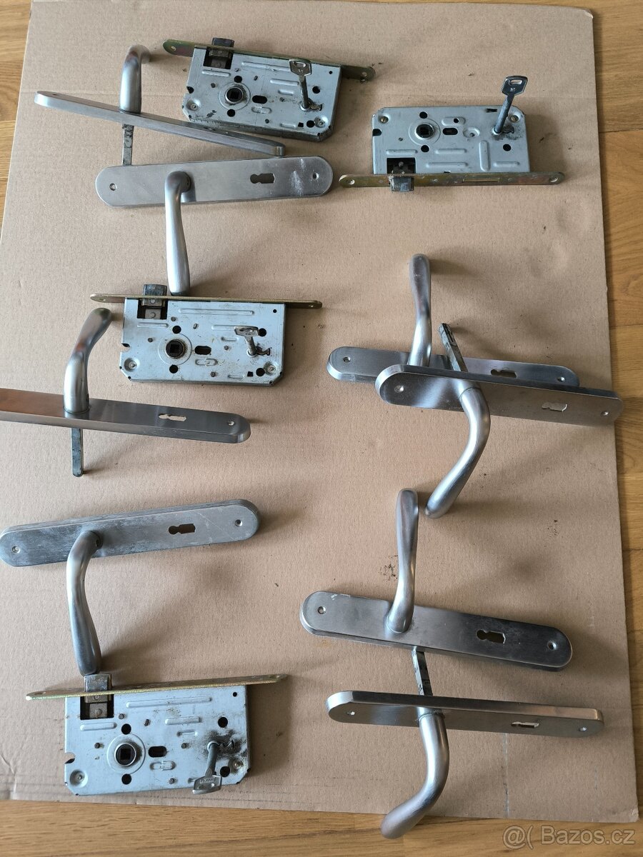 4x dveřní klika s kováním a zámkem