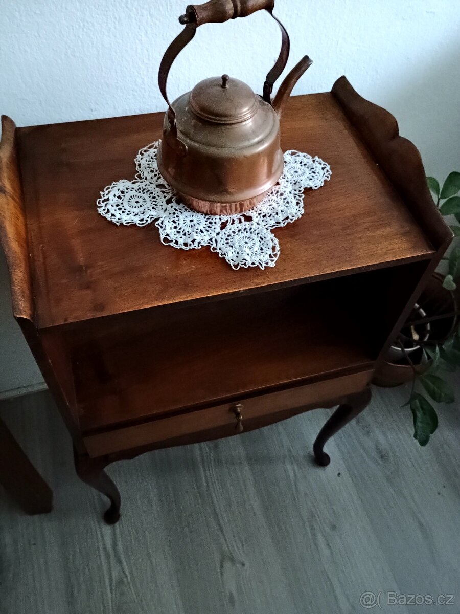 Starožitný malý stolek,komodka