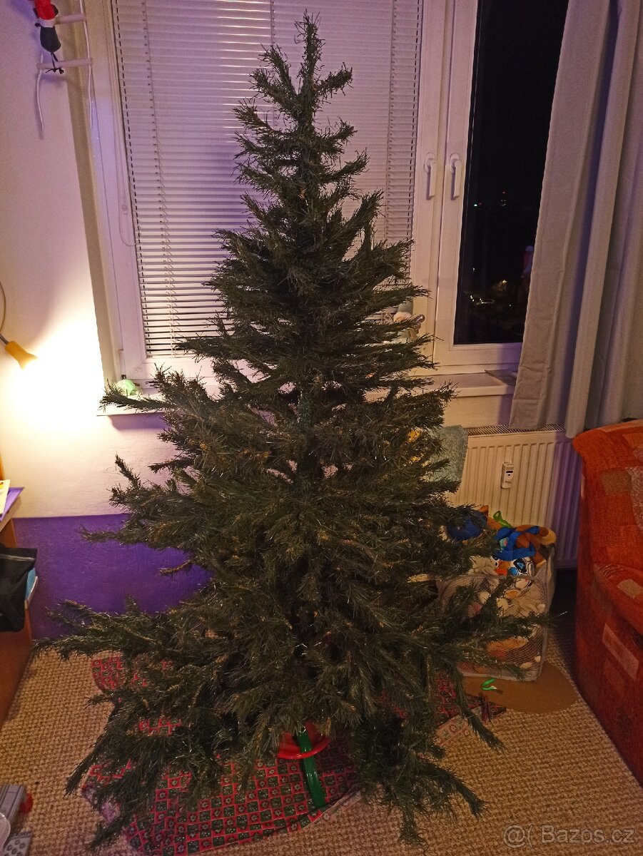 Umělý vánoční stromeček (výška cca 200 cm) včetně stojanu