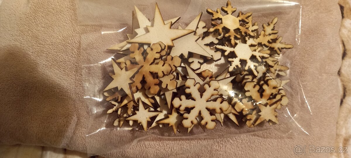 Vánoční dekorace na adventní věnec