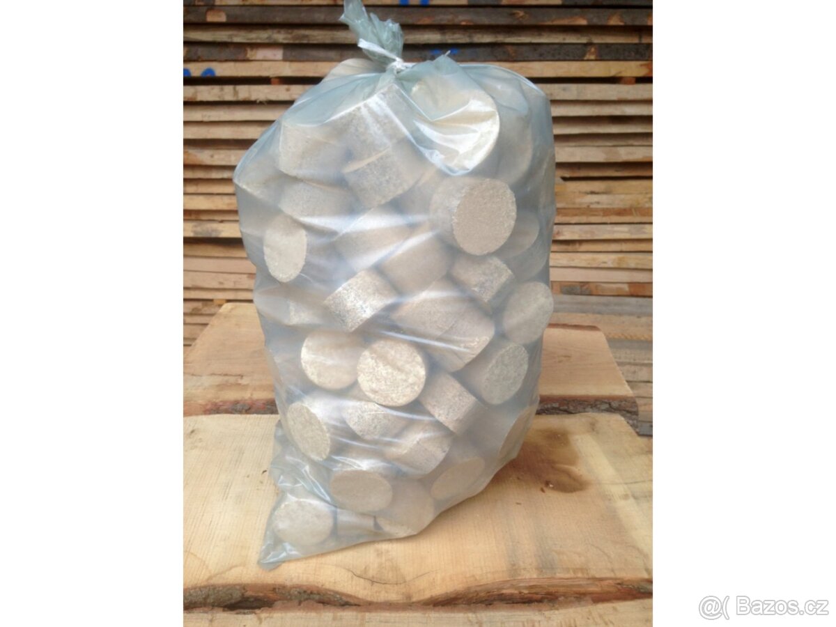 Dřevěné brikety z vysušeného dřeva DUB,BUK baleno po 20kg