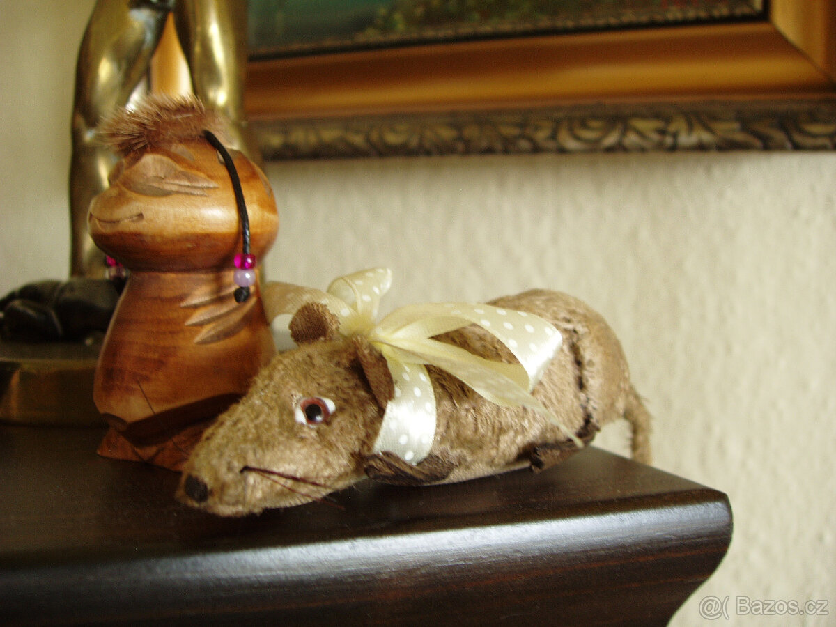 Dvě starožitné hračky - včelička dřevo, myška
