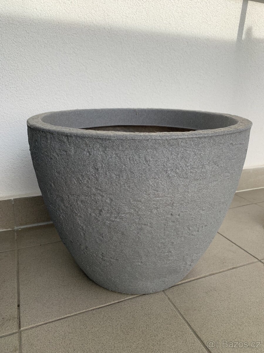 Květináč o průměru 48 cm