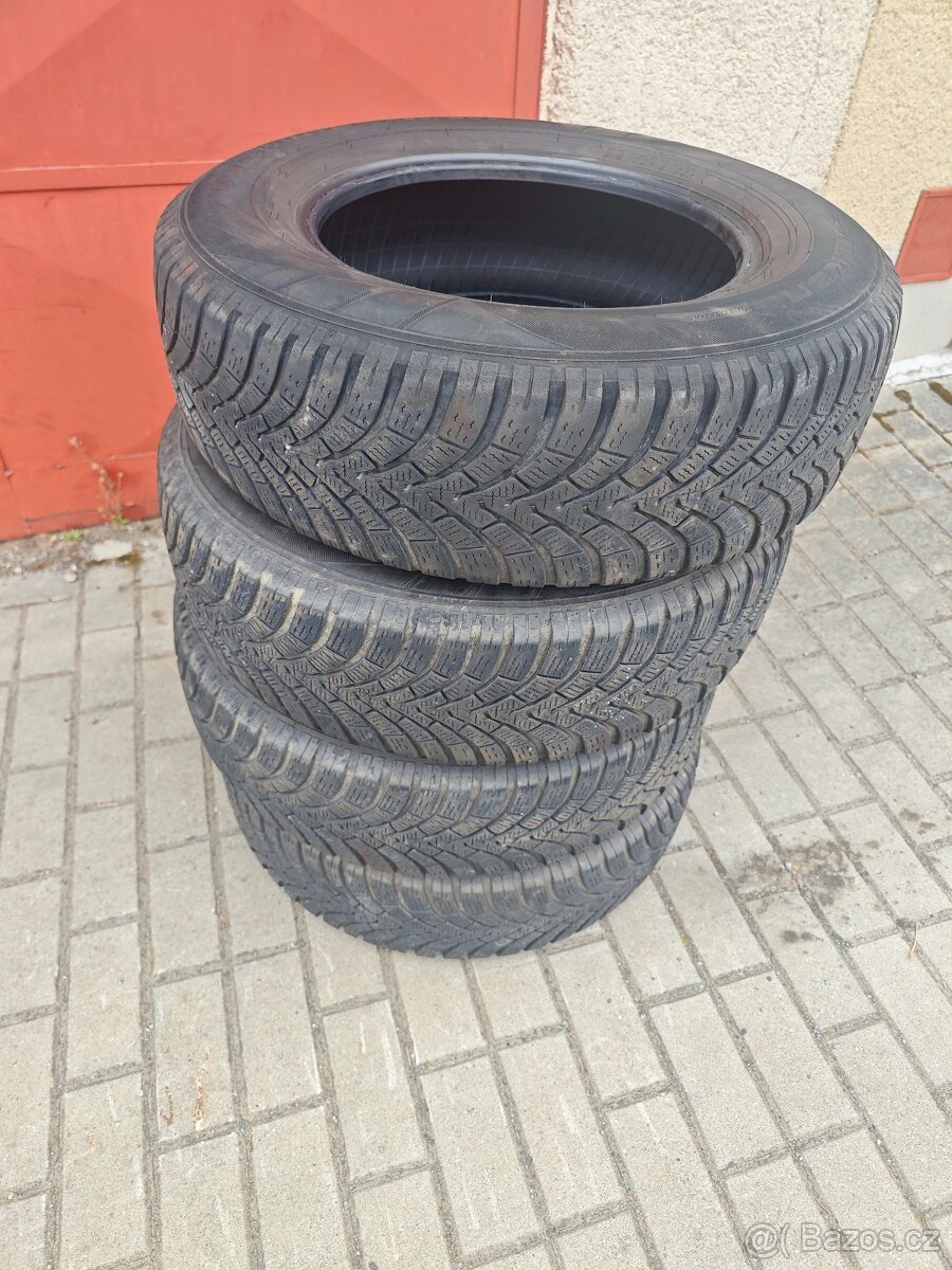 Zimní Falken 215/70R16 100H