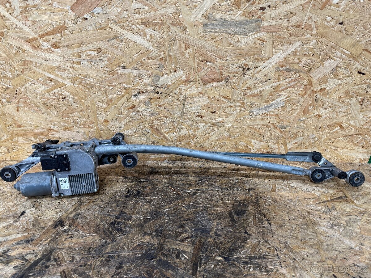 KOMPLETNÍ TÁHLA STĚRAČŮ S MOTŮRKEM AUDI Q7 4L1955119A