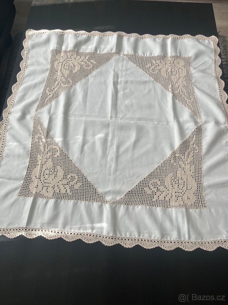 Ubrus s háčkovaným prvkem