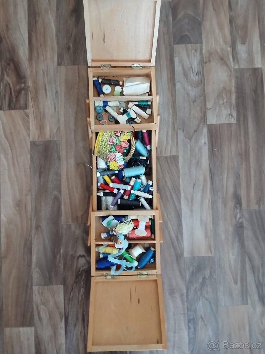 Dřevěná retro krabička se šitím
