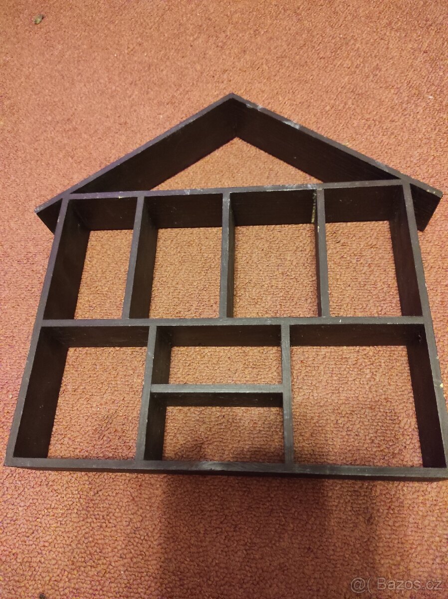 Polička na miniatury