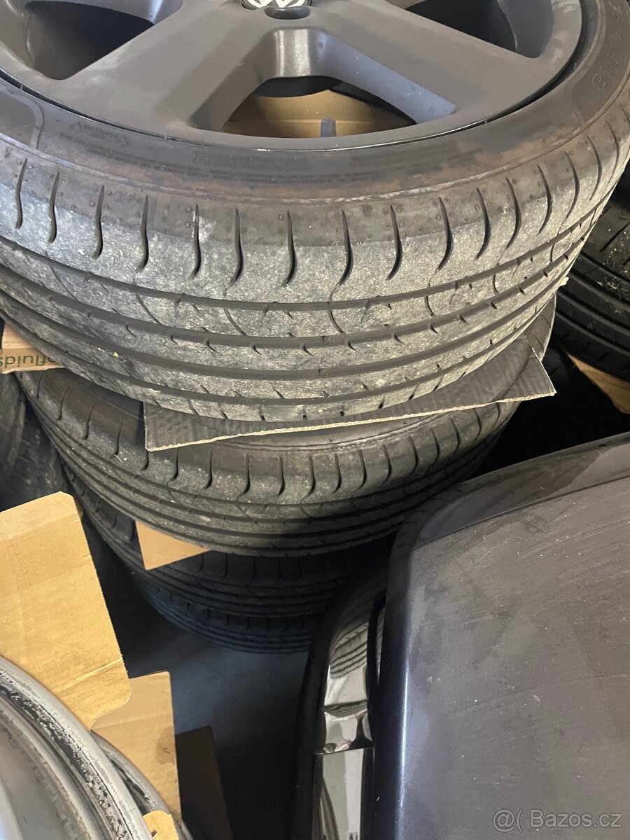 Pneu 225/40/18 letni