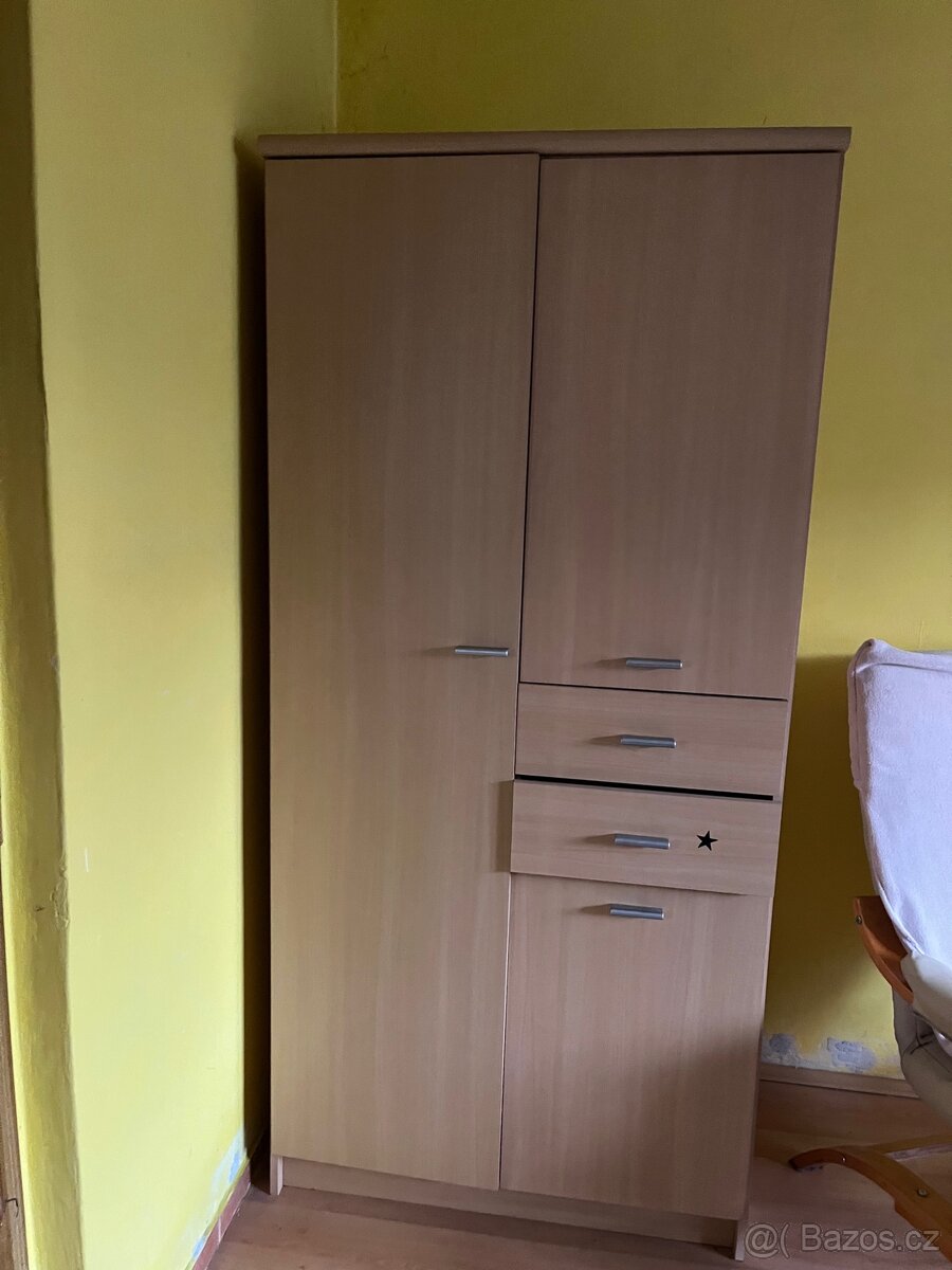 Dřevěná skříň