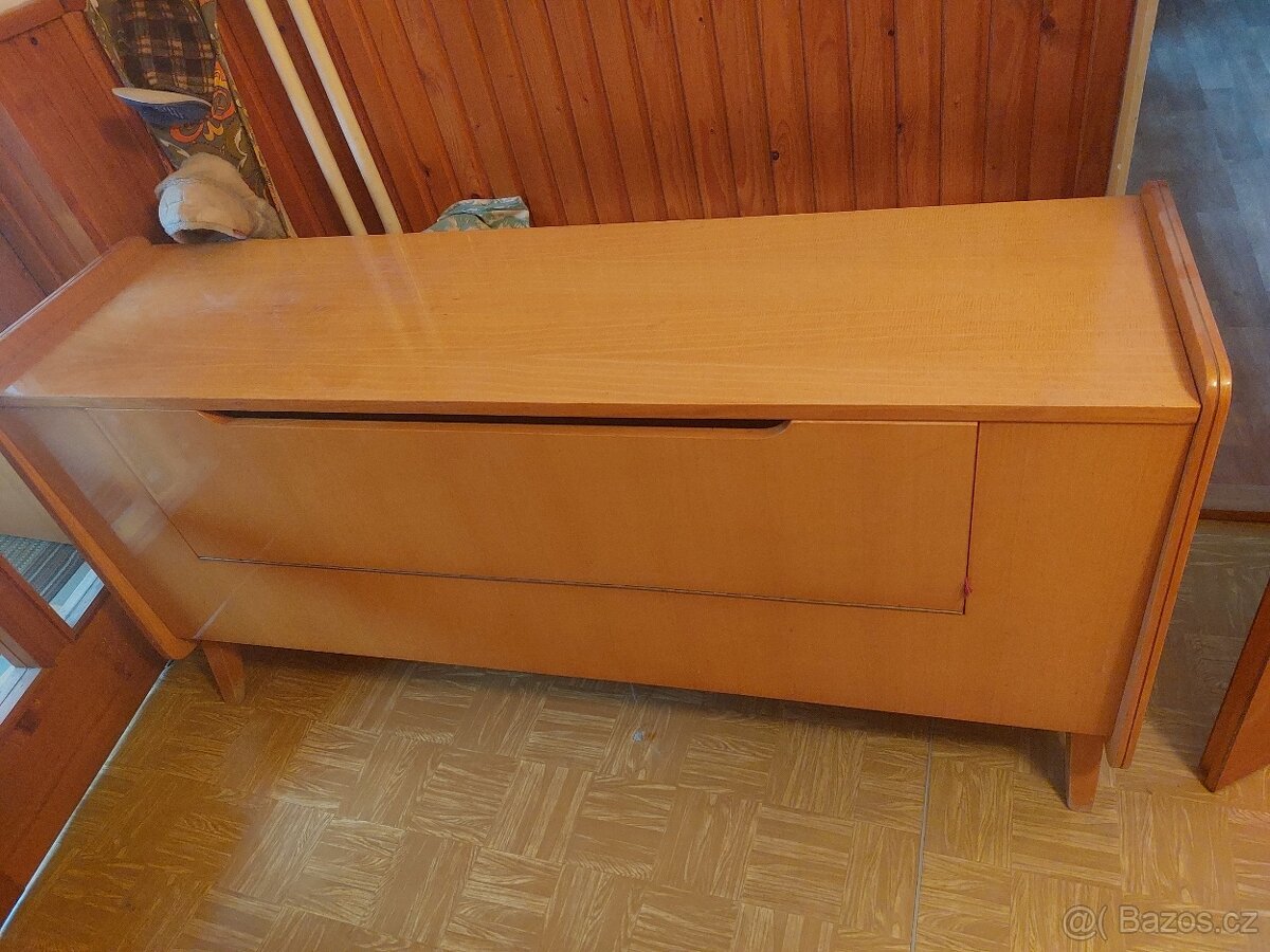 starý bytelný peřinák