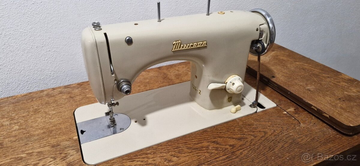 Daruji stůl se šlapacím šicím strojem – za odvoz (Brno)