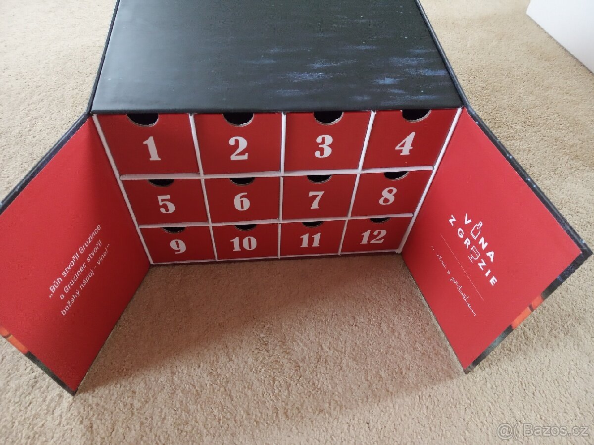 Krabice s výsuvnými šuplíky.