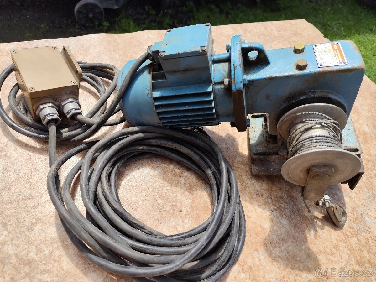 Elektromotor s převodovkou a navijákem.