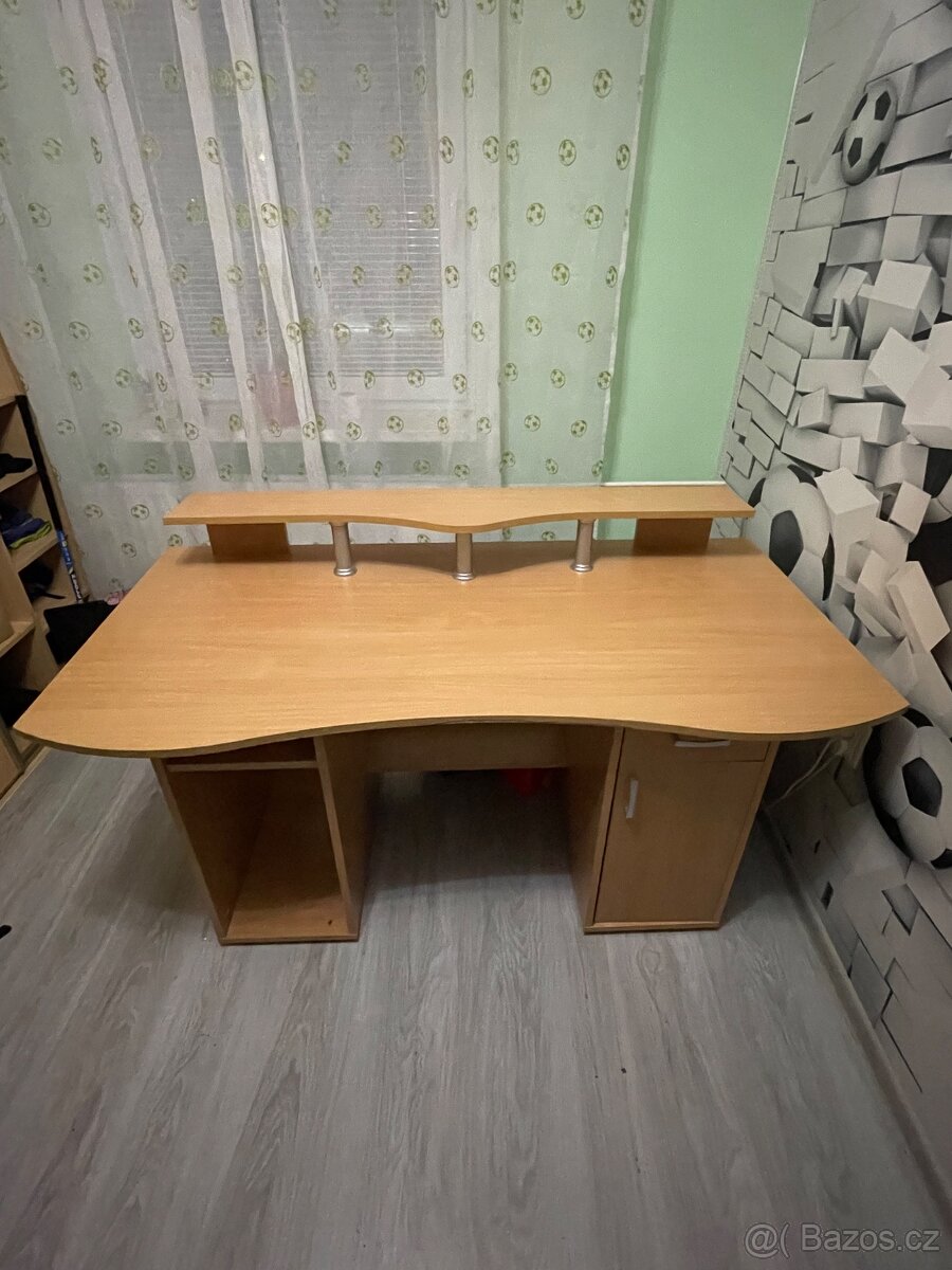 Počítačový stůl