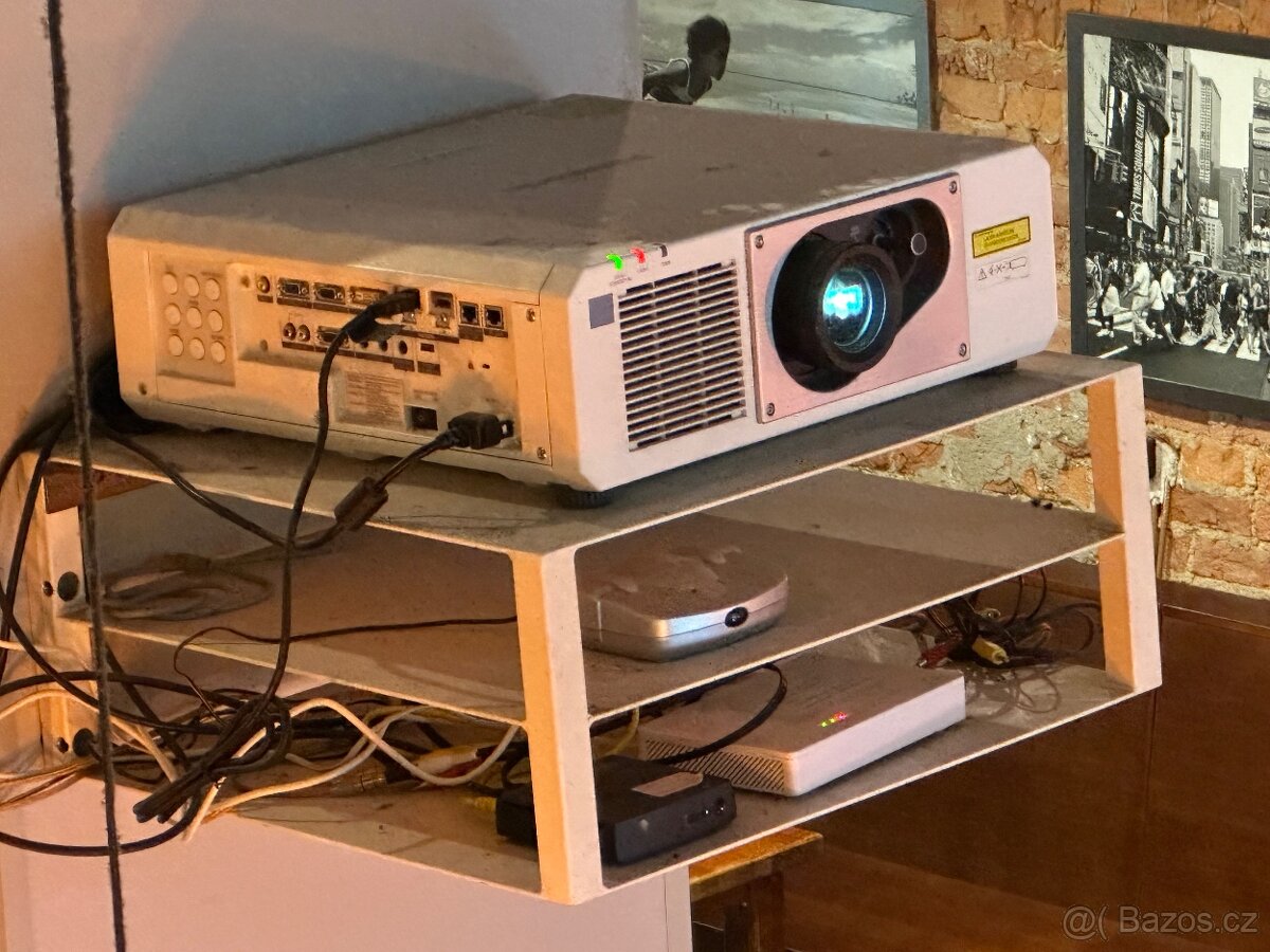 TV projektor Panasonic PT-RZ570W-na nahradni dily