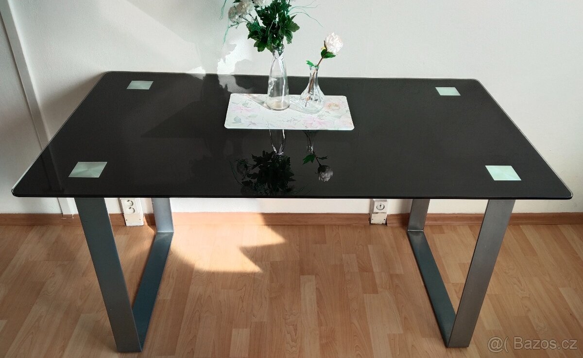 Jídelní stůl+ 3 židle