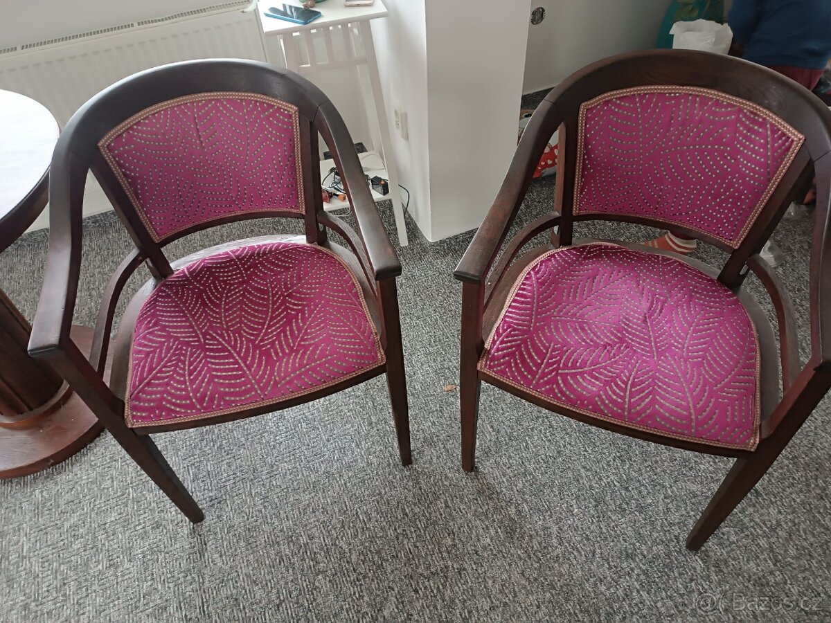 Kulatý stůl a 2 polokřesla