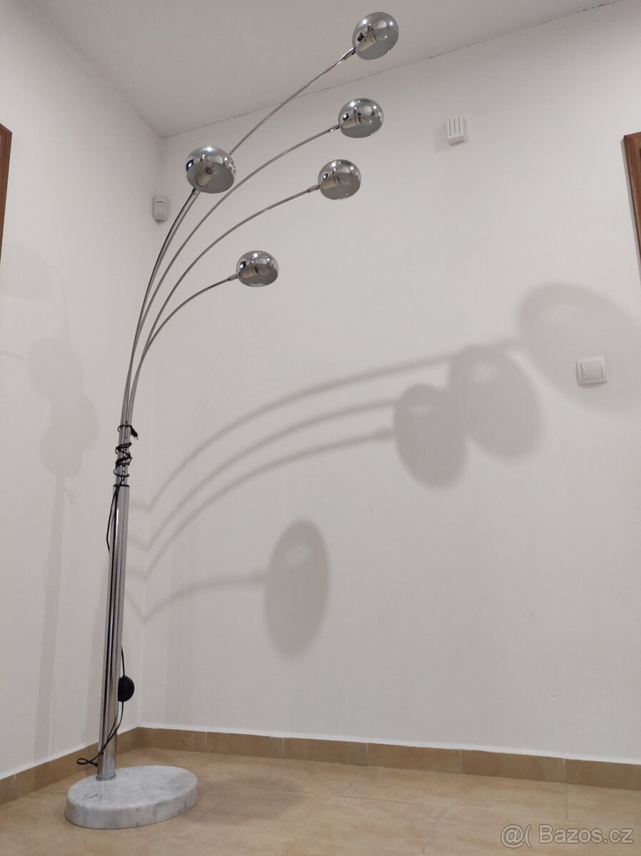 Designová oblouková lampa