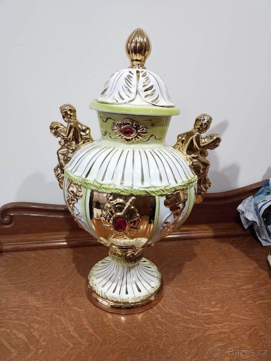 Starožitna porcelánová váza s poklopem, zlaceno, signováno.