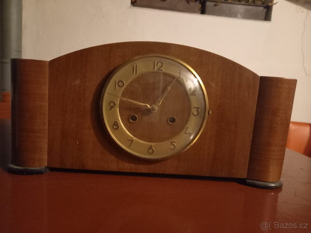 Stolní mechanické hodiny