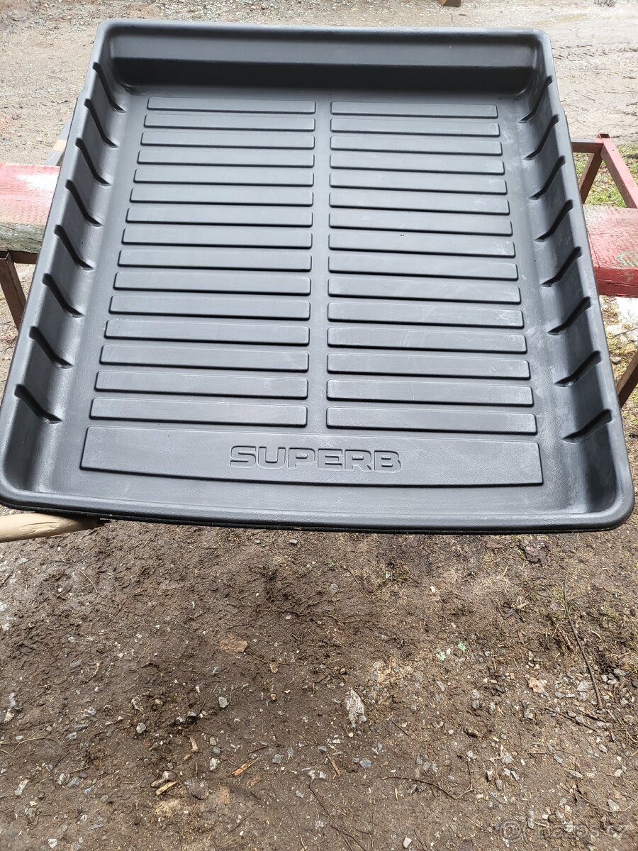 Plastová vana do kufru - Superb