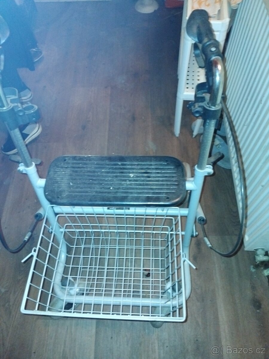 Invalidní chodítko