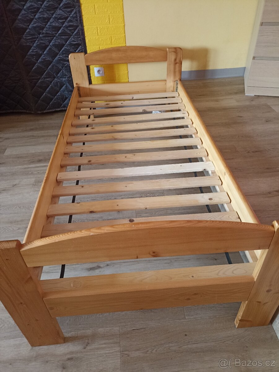 Postel s roštem i pružinovou matrací