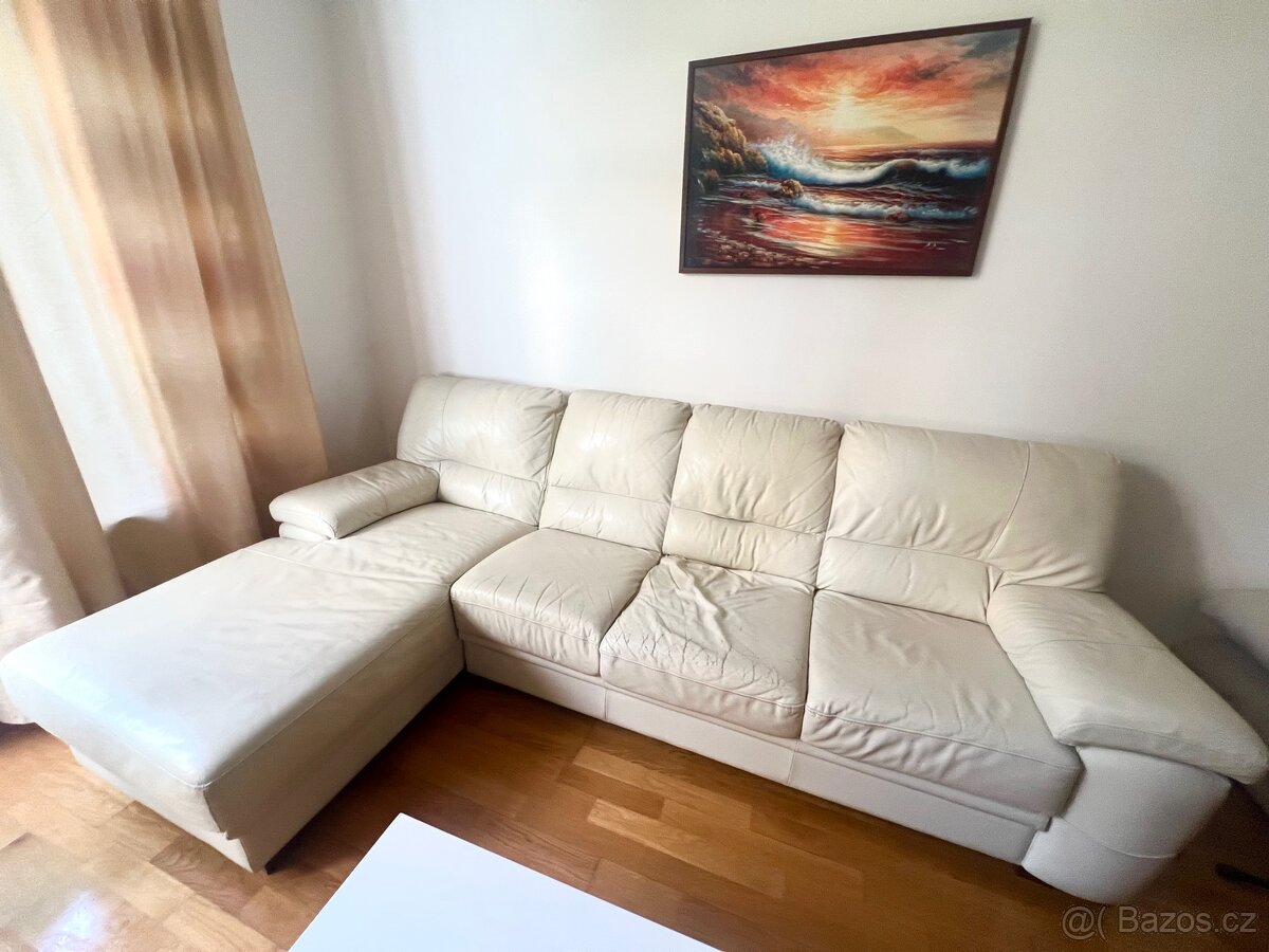 Kožená pohovka v krémové barvě