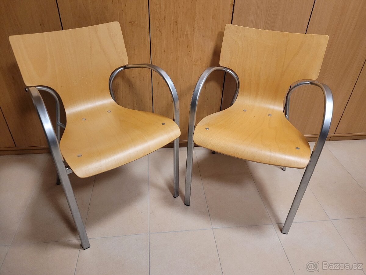 2 stohovatelné židle, dřevo/kov.nohy, 250 Kč/ks.