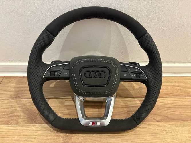 AUDI ŠPORTOVÝ VYHRIEVANÝ - ALKANTARA / KOŽA biela niť