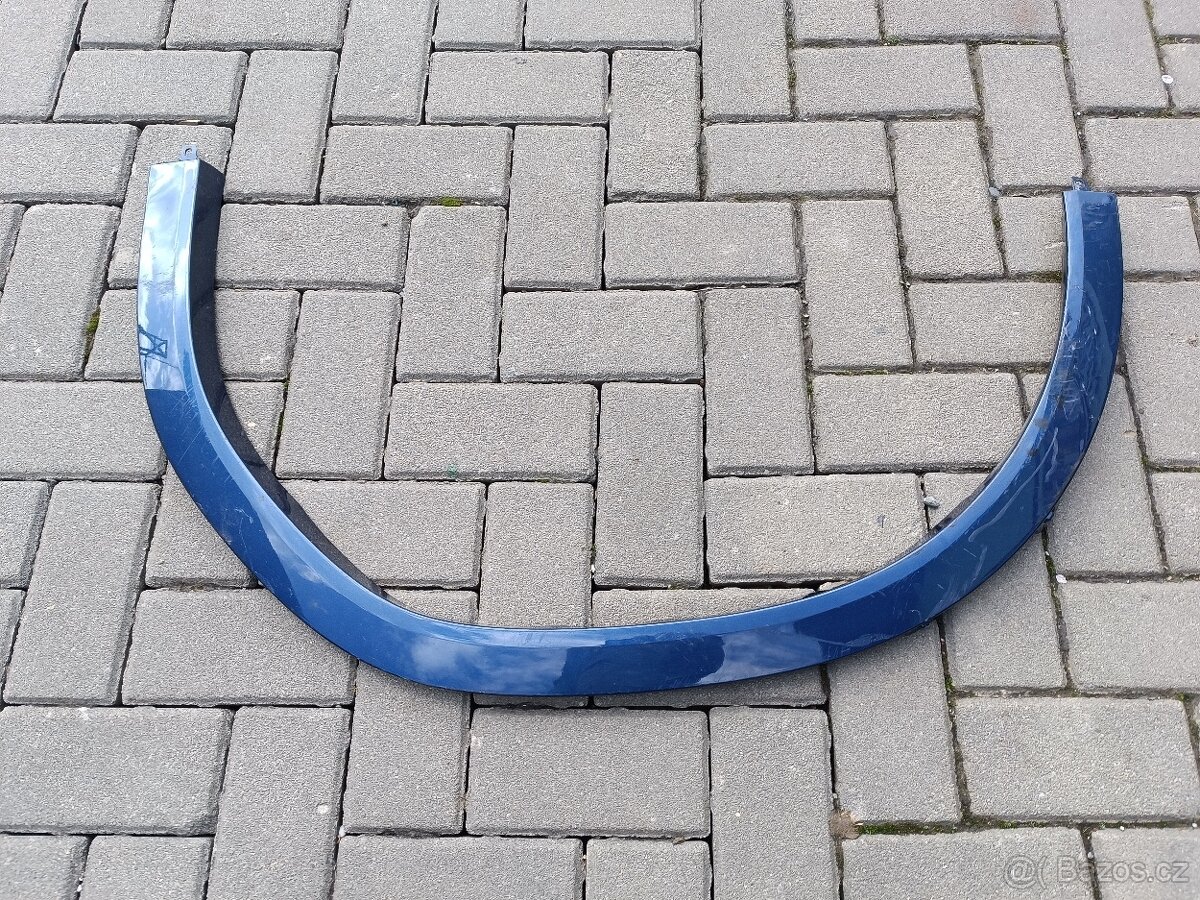 Nějaký plastový lem blatníku z nějakého auta?
