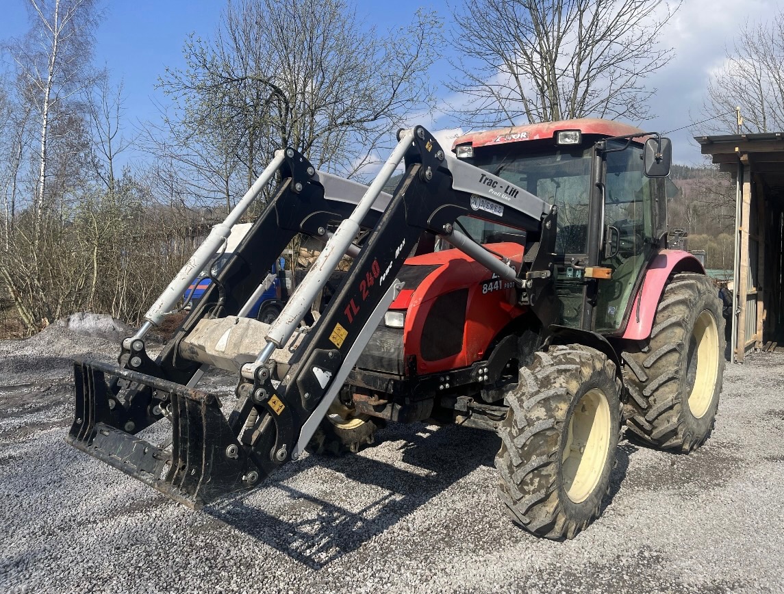 Čelní nakladač TRACLIFT 240 na proximu