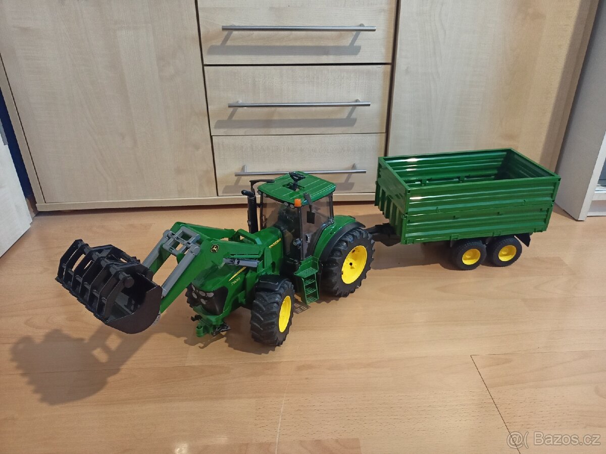 Bruder John Deere s vlečkou a předním nakladačem