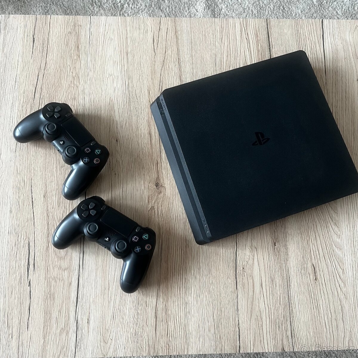 PS4 Slim 500GB + 2x ovladač Dualshock 4