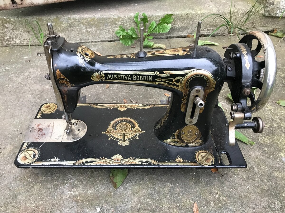 starý šicí stroj Minerva