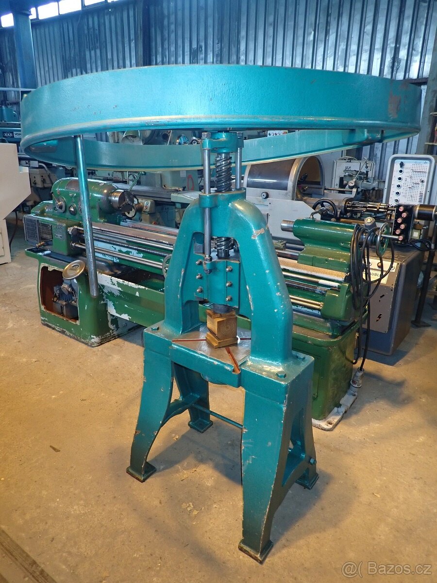 Ruční vřetenový lis 16t.