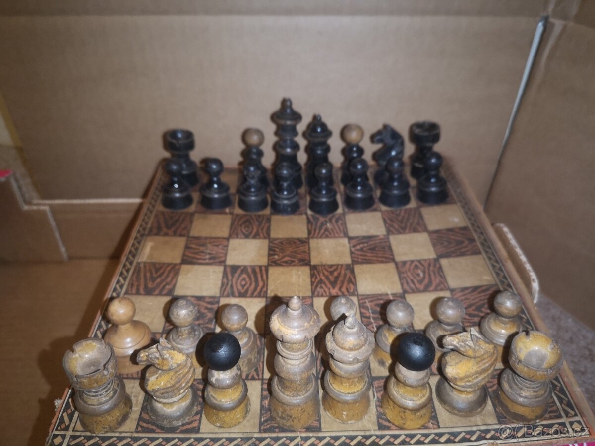 ŠACHY; staré dřevěné šachové figurky s patinou - komplet