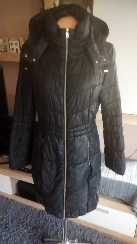 Prodám moc hezký černý prošívaný kabát s kapucí