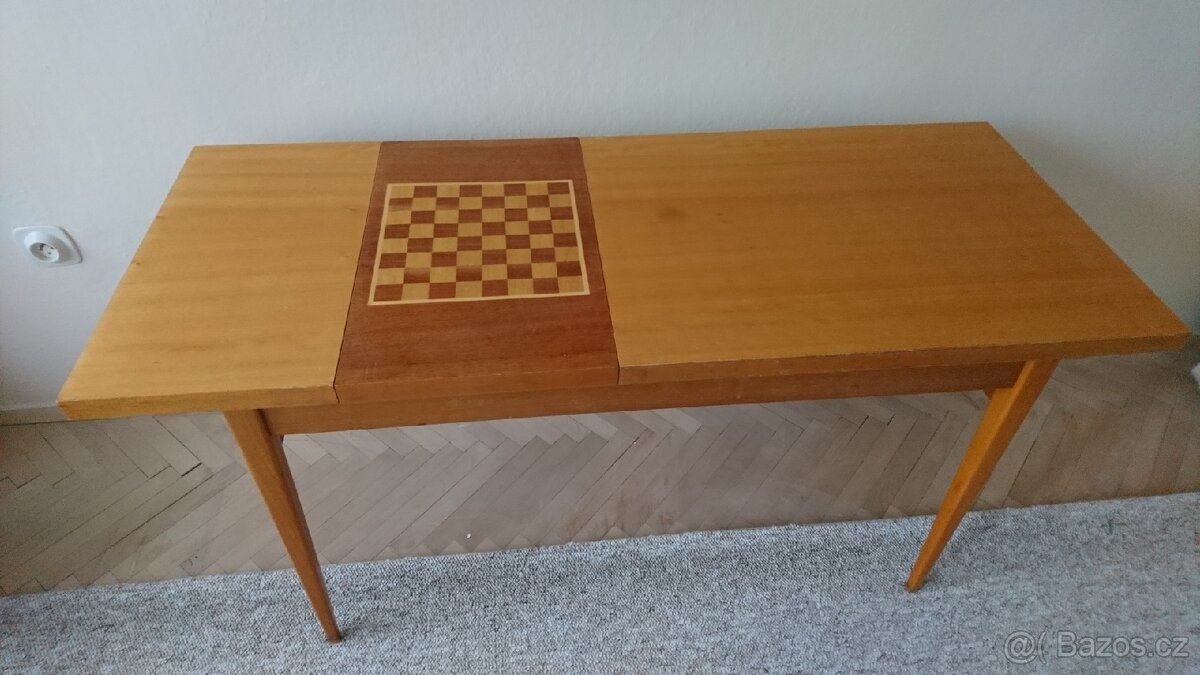 Retro konferenční stůl s šachovnicí
