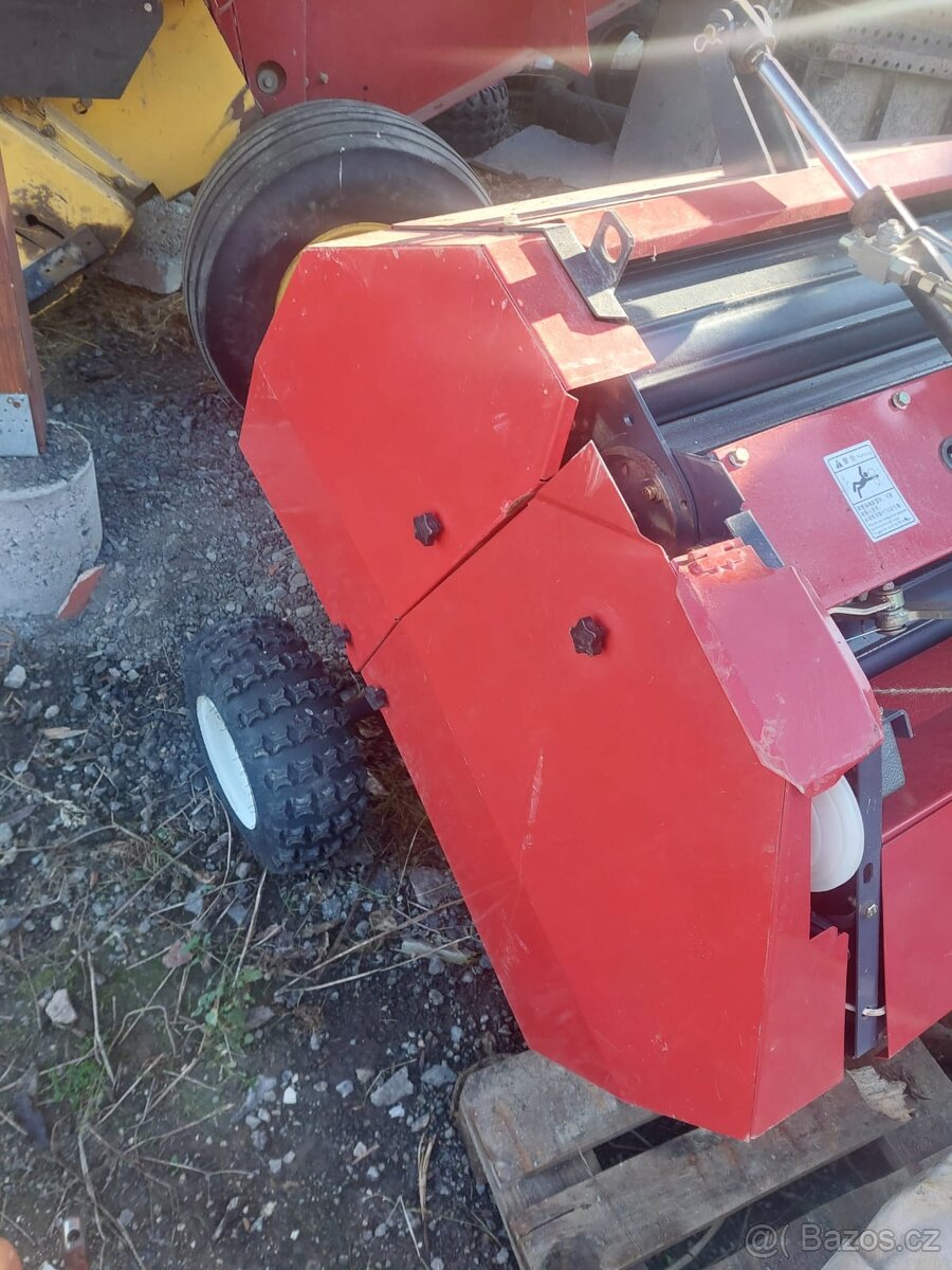 Malý lis na seno nebo slámu