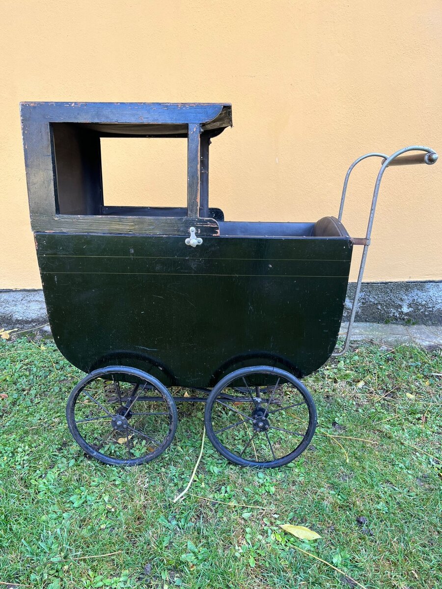 Starožitný kočárek pro panenky - autíčko č. 2