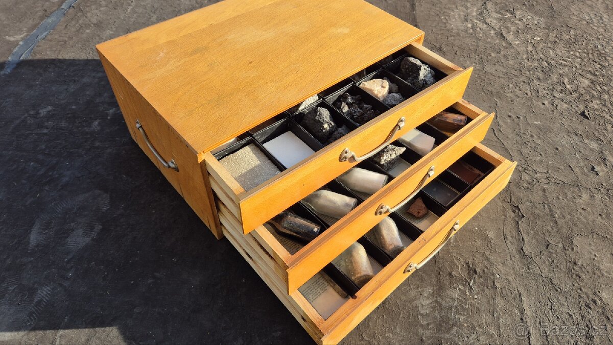 Starožitná školní sbírka minerálů