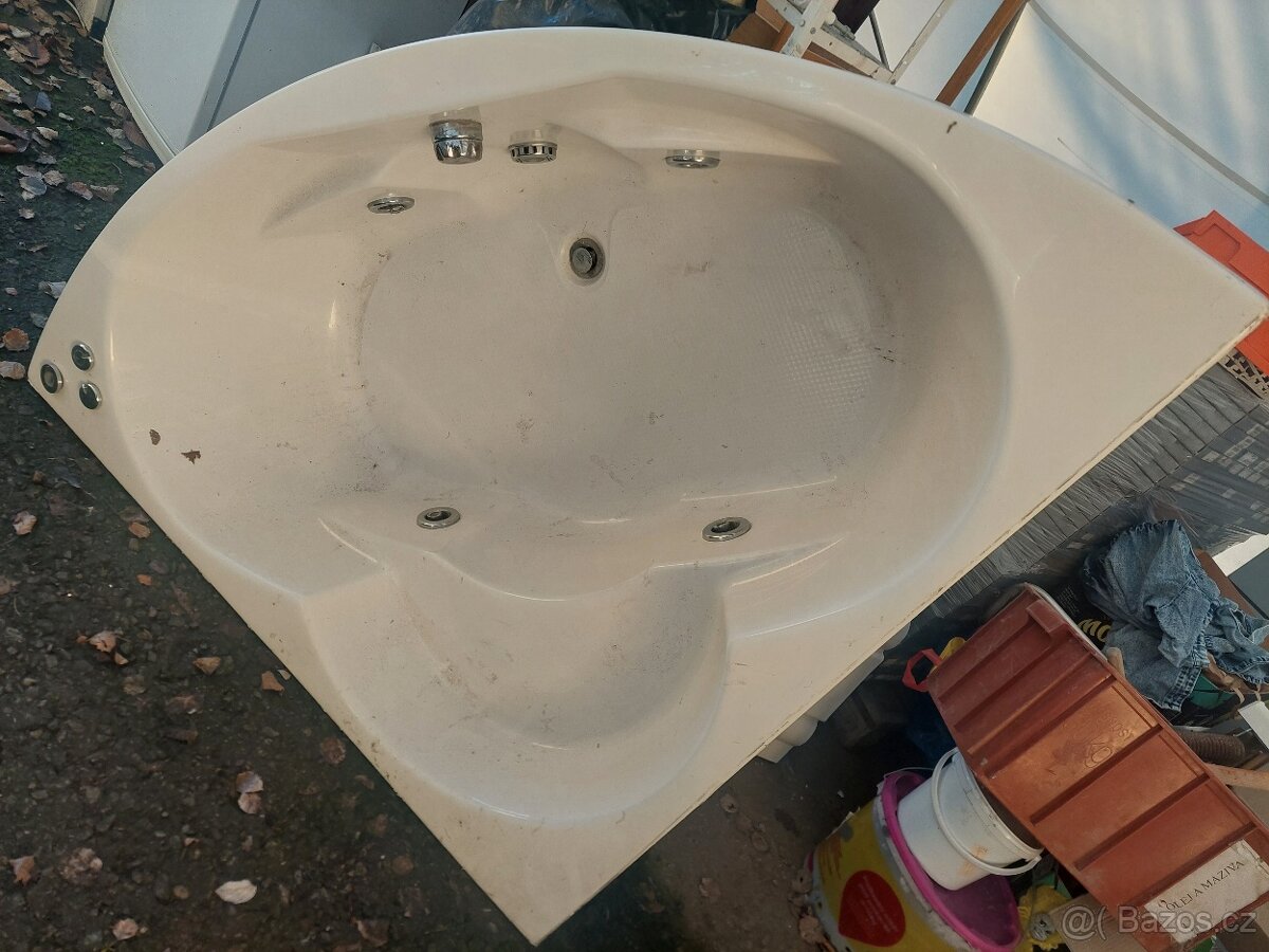 Rohová vana s masážními tryskami