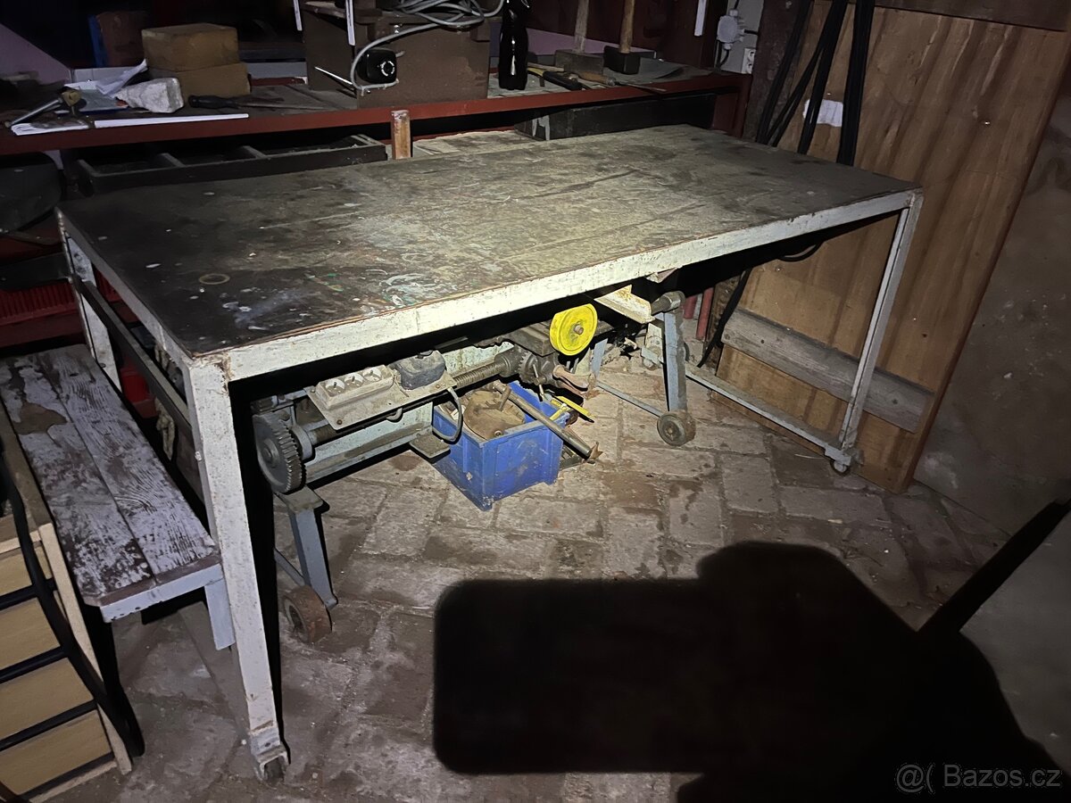 Dílenský stůl na kolečkách s ložisky