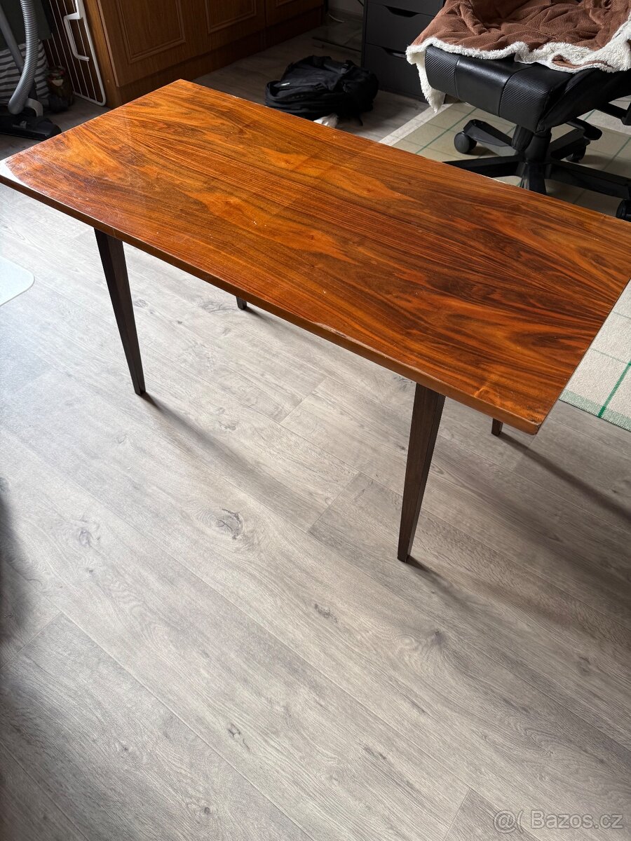 Starožitný drevený stolík