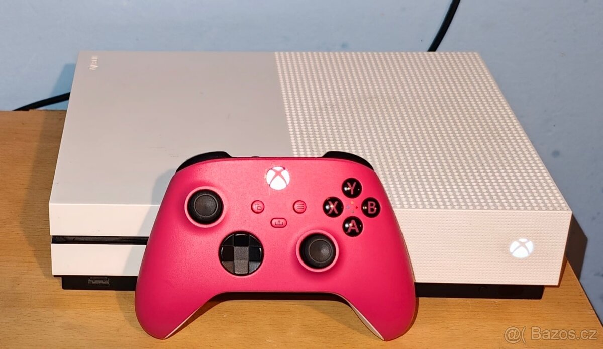 Microsoft Xbox One S / 2TB / Ovladač za 3.tis.