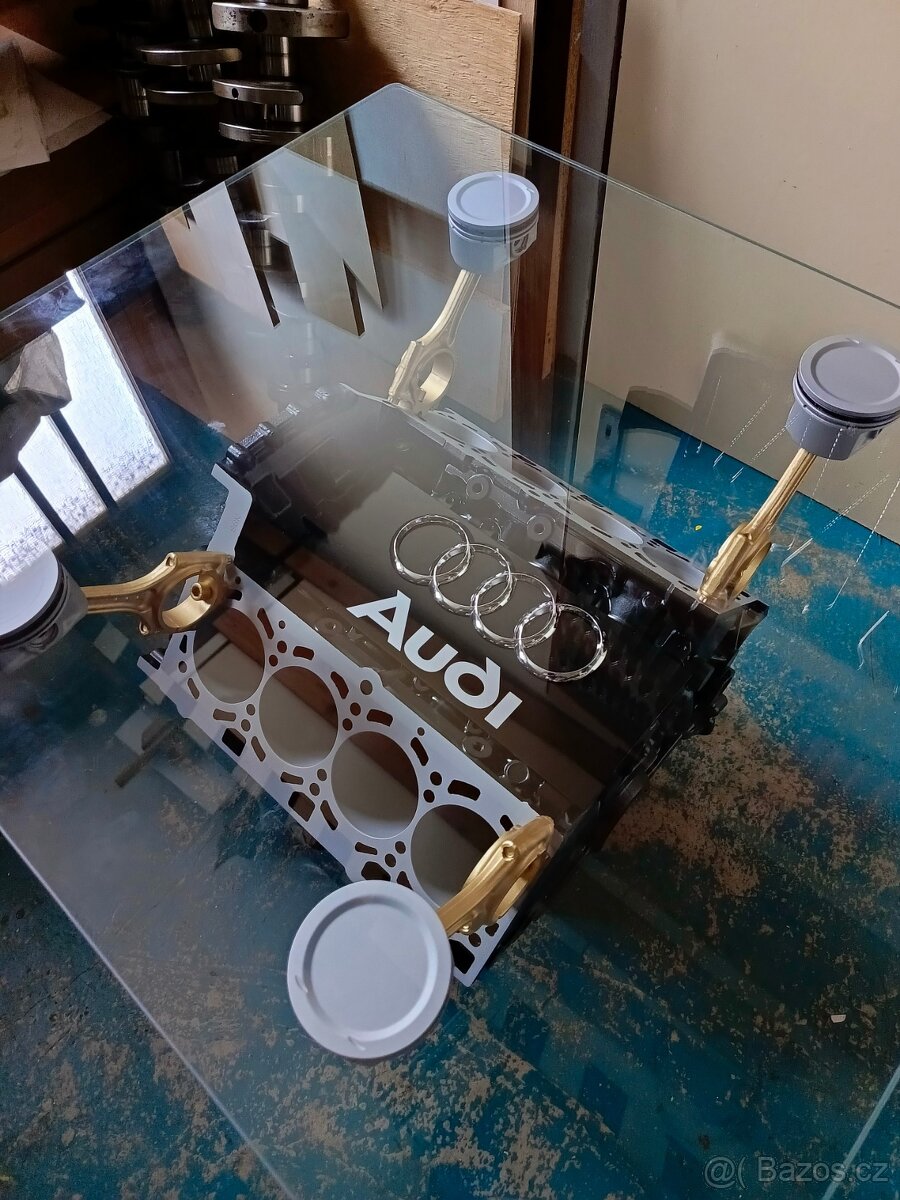 Konferenční stolek z bloku motoru V8 Audi